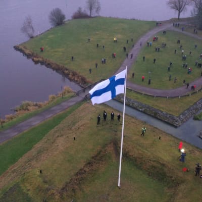 Finlands flagga vajar utanför Tavastehus slott.