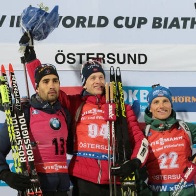 Martin Fourcade, Tarjei Bö och Erik Lesser på prispallen.