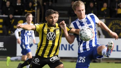 Rasmus Schüller och Borjas Martin kämpar om bollen.
