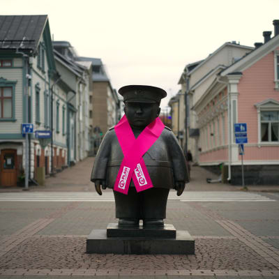 Oulun toripoliisi naisten päivänä.