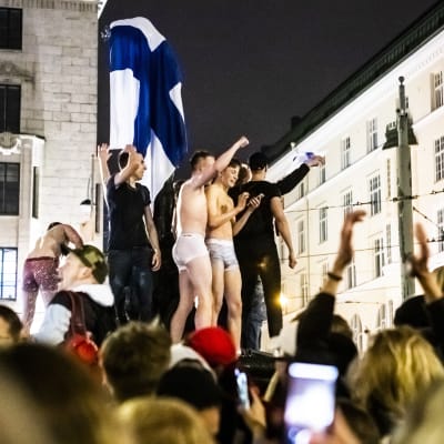 Kansa juhlii Helsingissä Havis Amandan patsaalla jääkiekon maailmanmestaruutta 27.5.2019.