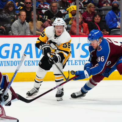 Jake Guentzel i Pittsburgh och Mikko Rantanen i Colorado kämpar om pucken.