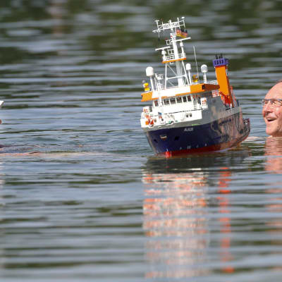 Ett äldre par trivs i vattnet i Schwarzachtalsee, Ertingen, södra Tyskland 26.6. 2019