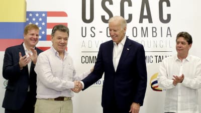 Joe Biden har lång och gedigen erfarenhet av Latinamerika både som senator och vicepresident. Här undertecknar han ett samarbetsavtal med Colombia år 2016.