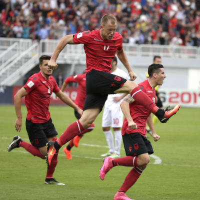Bekim Balaj jublar efter sitt segermål i den tudelade kvalmatchen mellan Albanien och Makedonien.