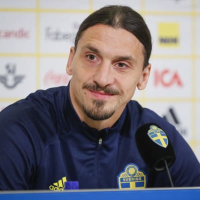 Zlatan Ibrahimovic svarar på frågor under en presskonferens. 