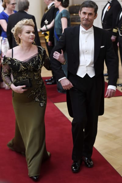 Man och kvinna på väg in i presidentens slott