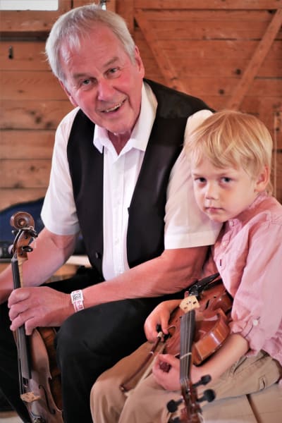 Heikki Nikula med sitt barnbarn Arne.