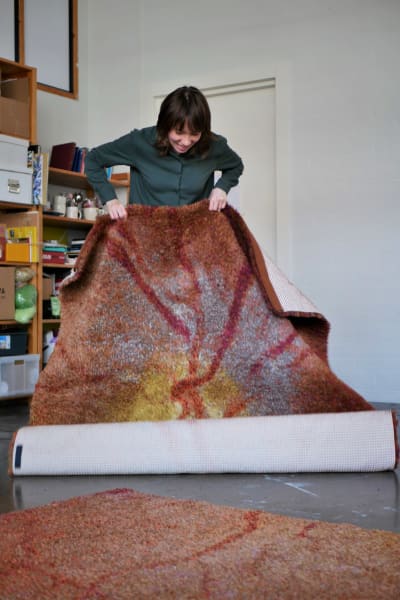 Konstnären Lotta Blomberg visar en av sina stora ryor.