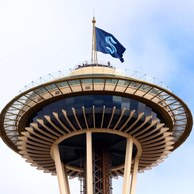 En flagga med Seattle Krakens logo i utsiktstornet i Seattle.