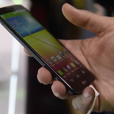 Bild på en hand som håller i en smarttelefon.
