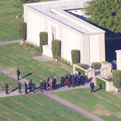 Hautajaisvieraita Matthew Perryn hautajaisissa ilmakuvassa.
