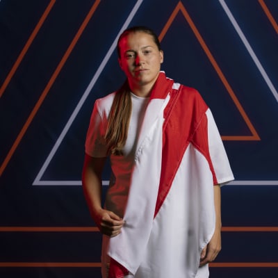Fran Kirby poseeraa kameralle.