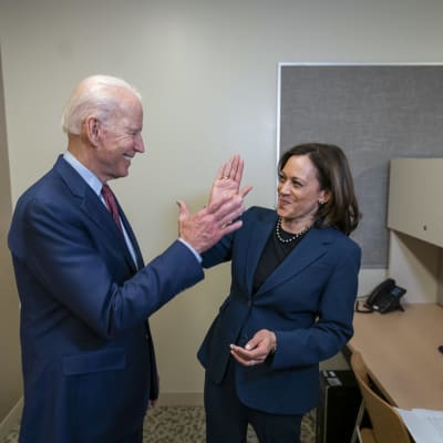 Joe Biden och Kamala Harris gör "high five"