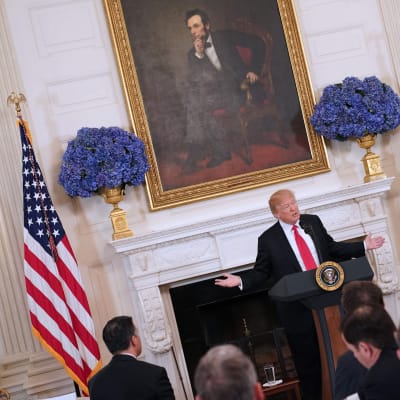 Donald Trump i talarstolen i Vita huset