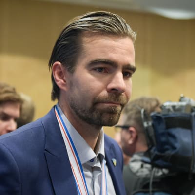 Jussi Ahokas inför pressen.