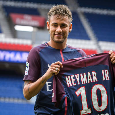 Neymar visar upp sig på sin nya hemmastadion i Paris.