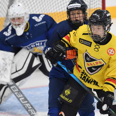 För ett par veckor sedan träningsspelade hockeydamerna i Vierumäki mot KalPas U16-pojkar.