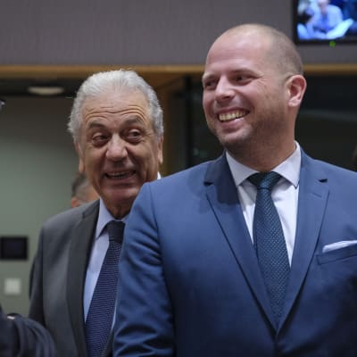 EU:s migrationskommissionär Dimitris Avramopoulos och N-VA:s asyl- och migrationsminister Theo Francken pratar på ett inrikesministermöte i Bryssel den 6 december. 