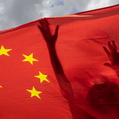 Keskushallinnon toimille myönteiset mielenosoittajat kannattelivat Kiinan lippua Hongkongissa 30. kesäkuuta 2020.