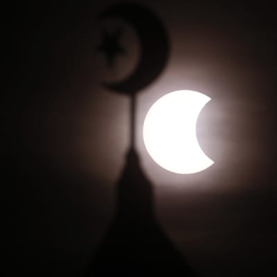 Partiell solförmörkelse syns bakom minaret i Filippinernas huvudstad Manila den 15 januari 2010.