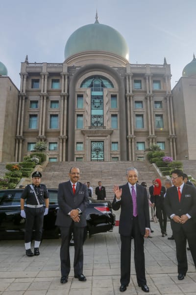 Mahathir Mohamad utanför premiärministerns kontor i Putrajaya.