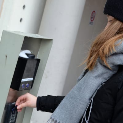 En dörr som låses upp med passerkort.