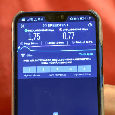 Mobilskärm visar testresultat på nätförbindelsen.