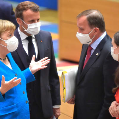 Angela Merkel, Emmanuel Macron, Stefan Löfven och Sanna Marin samtalar i samband med Europeiska rådets möte i Bryssel den 18 juli 2020. 