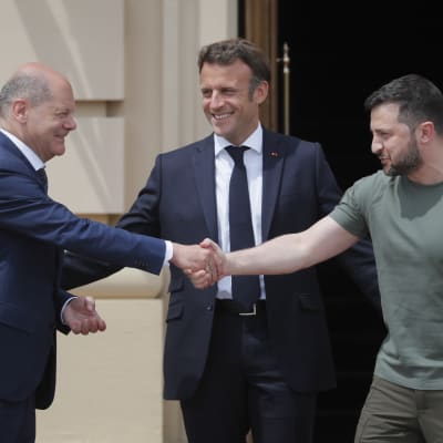 Saksan liittokansleri Olaf Scholz ja Ranskan presidentti Emmanuel Macron tapasivat torstaina Ukrainan presidentin Volodymyr Zelenskyin Kiovassa.