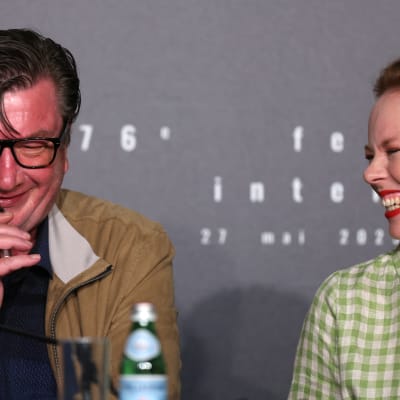Aki Kaurismäki och Alma Pöysti under presskonferensen i Cannes.