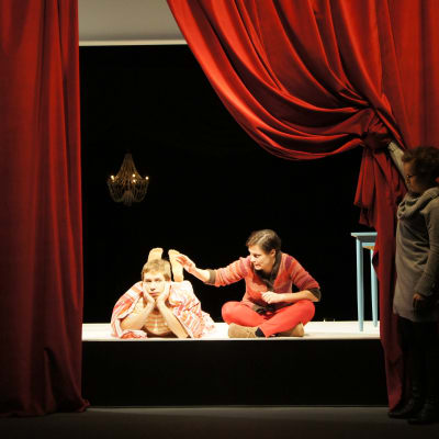 Seppo Merviä ja Lotta Lehtikari ja Hanna Raiskinmäki Teatteri Takomon näytelmässä Perheenjäsen.