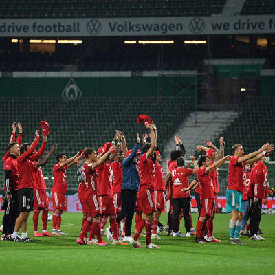 Bayern Münchens spelare jublar efter åttonde titeln i svit.