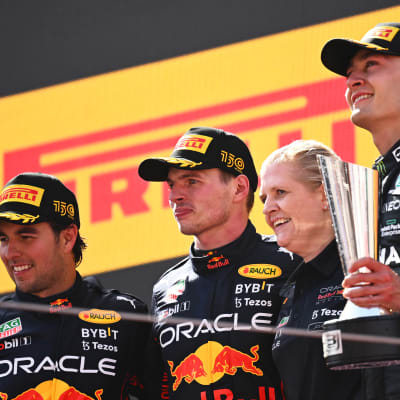 Sergio Perez, Max Verstappen ja George Russell palkintopallilla Barcelonassa 22.5.2022.