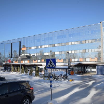 Vasa centralsjukhus med ingången till akuten längst bort.