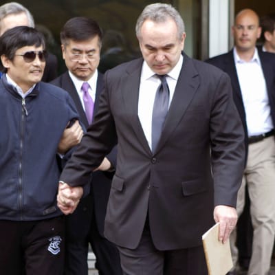Chen Guangcheng tillsammans med amerikanska tjänstemän 01.05.12