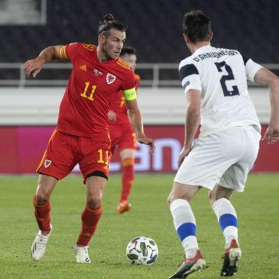 Gareth Bale med bollen i en landskamp mot Finland.