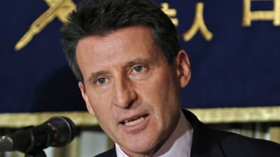 Sebastian Coe talar i mikrofon.