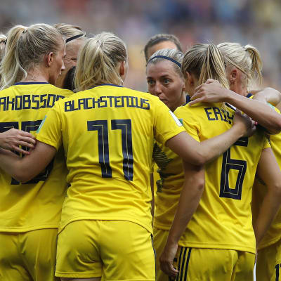 Svenska damlandslagsspelare är samlade och diskuterar.