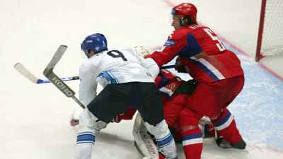 Mikko Koivu kämpar om pucken mot den ryska målvakten och en back