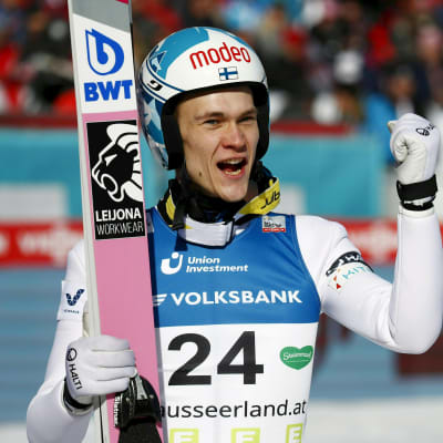 Antti Aalto jublar efter sitt andra hopp i Kulm.