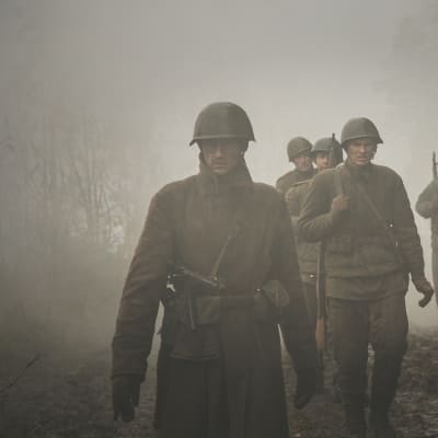 Soldater vandrar genom dimman i den estniska krigsfilmen "1944".