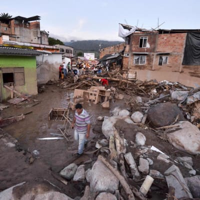 Över 250 människor har omkommit i jordskred och översvämningar i Colombia.