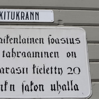 Kitukränn-kadun kyltti Vanhassa Raumassa.