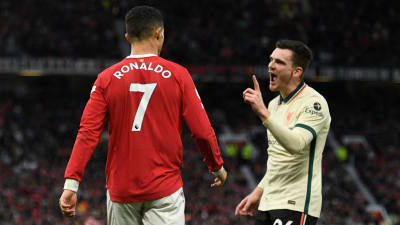 Andrew Robertson konfronterar Cristiano Ronaldo efter en ful tackling.