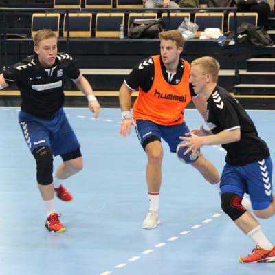 Fredrik Forss, Richard Sundberg och Anthony Hellakoski på Finlands träningar inför kvalmatchen mot Österrike.