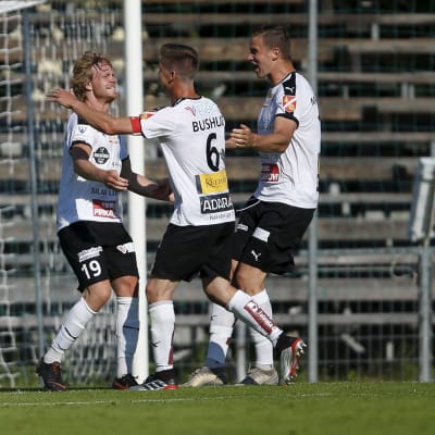 Jonni Thusberg firar sitt mål i cupmatchen mot Ilves.