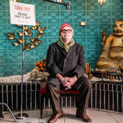 Muusikko Steven Page odottaa tilaustaan kiinalaisessa ravintolassa. Kuva dokumentista Kuinka juutalaiset sävelsivät joulun