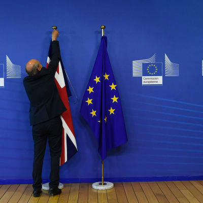 Storbritanniens och EU:s flaggor. 