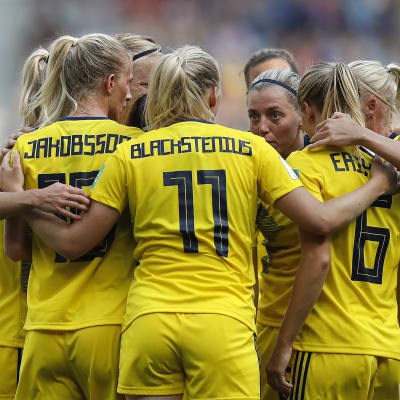 Svenska damlandslagsspelare är samlade och diskuterar.